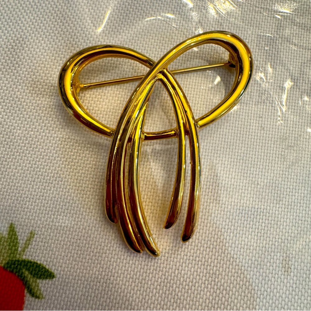 Vintage Signed Crown Trifari Gold Ribbon Brooch